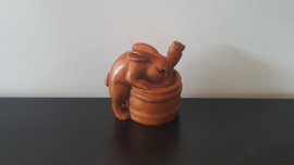 Netsuke van een konijntje met wortel