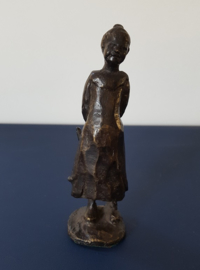 Bronzen beeldje meisje met pop