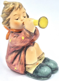 Hummel beeldje 'Girl with horn'
