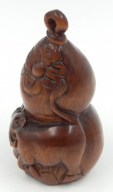 Netsuke van een os en florale decoratie