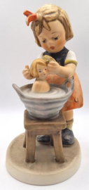 Hummel beeldje 'Puppenbad / Doll bath'