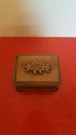 Klein houten kistje met bloemdecor