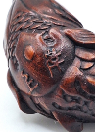 Netsuke van een koi
