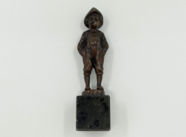 Bronzen figuur van een rokende jongen