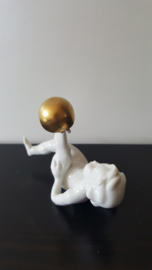 Putto met gouden bal - Giuseppe Armani