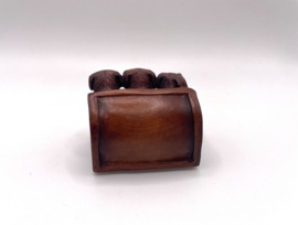 Netsuke van 3 honden in een mandje