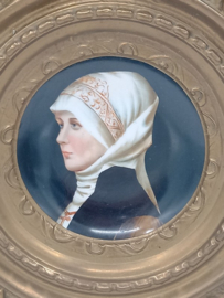Portret victoriaanse dame in messing lijst
