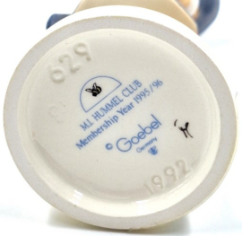 Hummel beeld 'Jungbauerin' / 'From me to you'