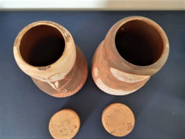 2 grote terracotta voorraadpotten