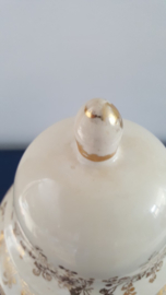 Grote dekselpot met gouden versiering
