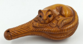 Netsuke van kat in mand