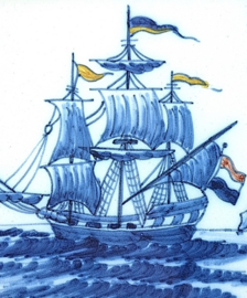 Makkum tegeltje met zeilschip in houten lijst