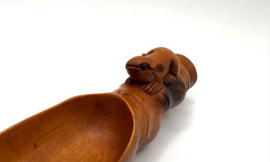 Netsuke theeschep met ratje