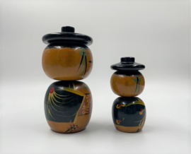 Twee kokeshi poppen