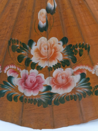 Papieren parasol met handgeschilderde bloemen