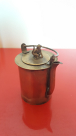 Nepalese theepot met exotische decoratie