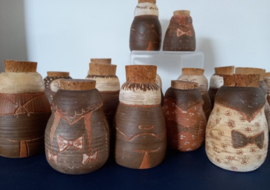 16 kleine terracotta voorraadpotten