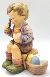 Hummel beeldje 'Ostereiermalen / Easter's coming'