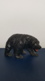 Handgesneden zwarte beer