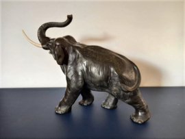 Grote gebronsde olifant