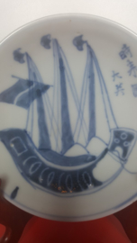 Japans porseleinen bordje met boot