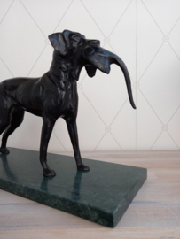 Groot bronzen beeld van jachthond