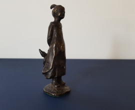 Bronzen beeldje meisje met pop