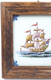 Makkum tegeltje met zeilschip in houten lijst