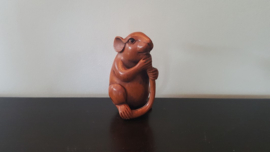 Netsuke van zittende rat