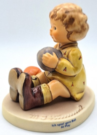 Hummel beeldje 'Ich spiel gern Ball / At play'