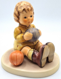 Hummel beeldje 'Ich spiel gern Ball / At play'