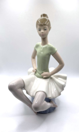 Lladro Laura sitting green ballerina #1360