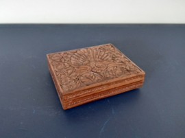 Handgesneden houten doosje