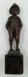 Bronzen figuur van een rokende jongen