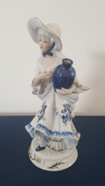 Beeldje van dame met kruik