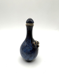 Blauwe snuff bottle met kikker