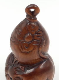 Netsuke van een os en florale decoratie