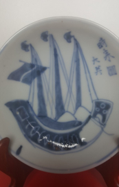 Japans porseleinen bordje met boot