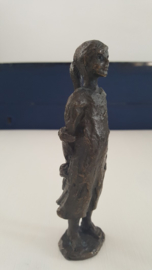 Bronzen beeldje "Sophietje" met knuffel