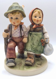 Hummel beeldje 'Wanderfreunde / Going home'