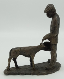 Bronzen beeld van boer met kalf