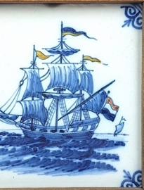 Makkum tegeltje met zeilschip in houten lijst