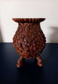 Uit hout gestoken oosterse siervaas