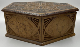 Hexagonaal houten kist met kerfsnede