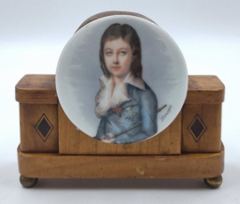 Miniatuur uurwerk met Limoges plaquette