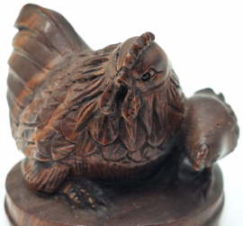 Netsuke van een kip met kuiken