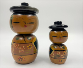 Twee kokeshi poppen