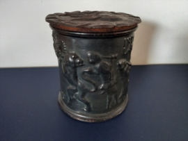 Grote gietijzeren tabakspot