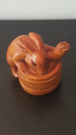 Netsuke van een konijntje met wortel