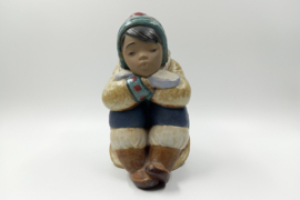 Lladro peizende Inuit jongen #2159